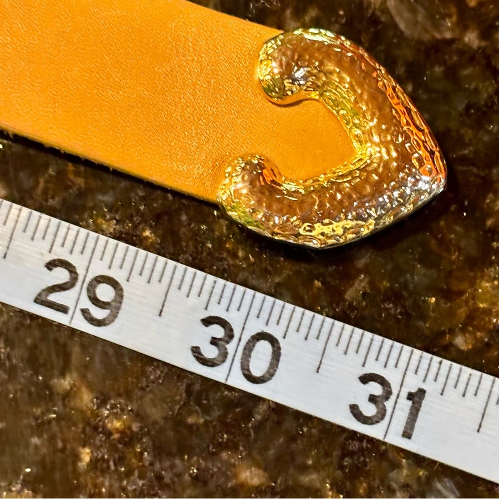 ⭐️VINTAGE Caramel Colored Leather Belt w/Large Gold-Tone Buckle & End Tip XS⭐️ - Picture 9 of 11